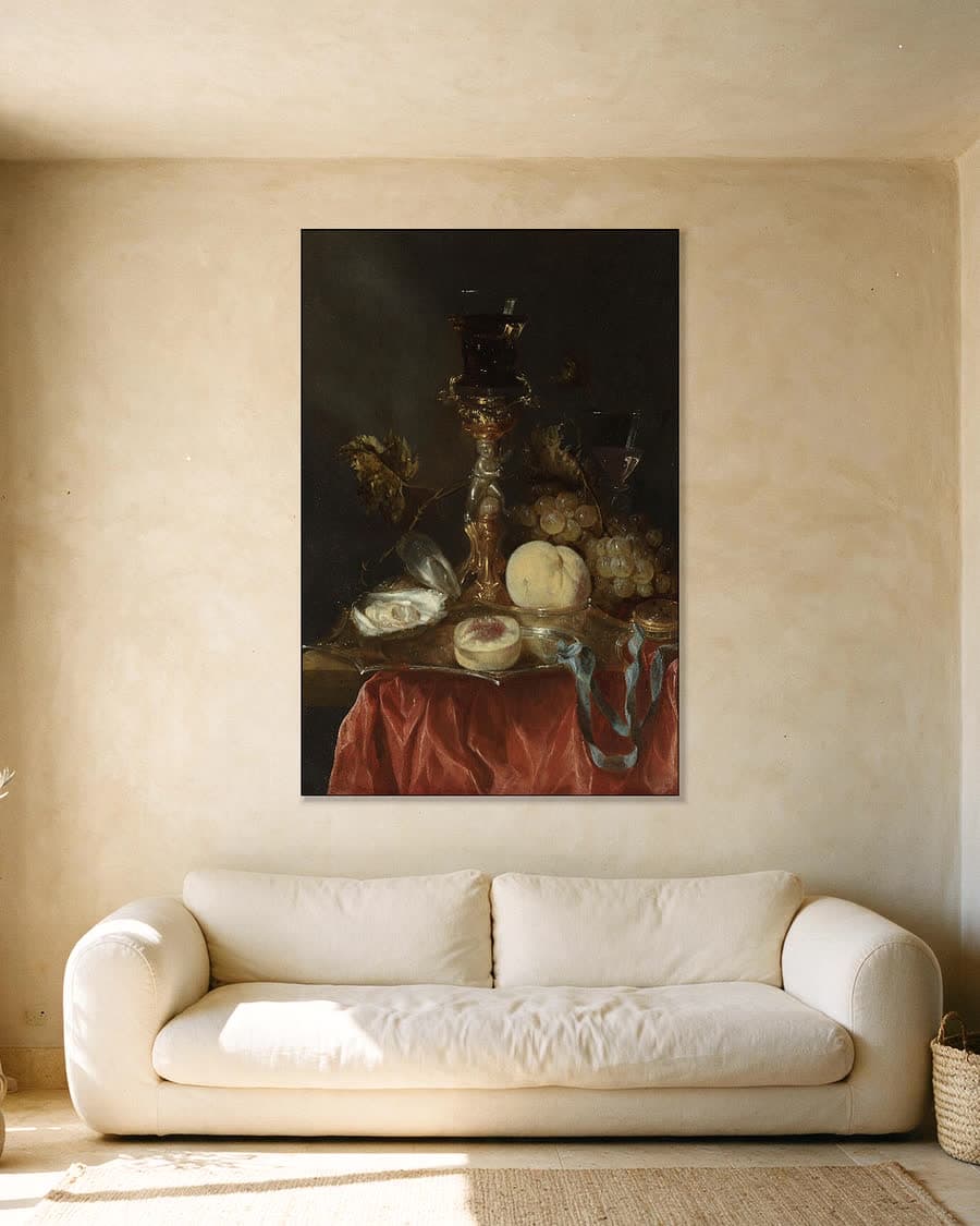 Stilleven met verguld zilveren glashouder in een aluminium frame aan dezelfde muur