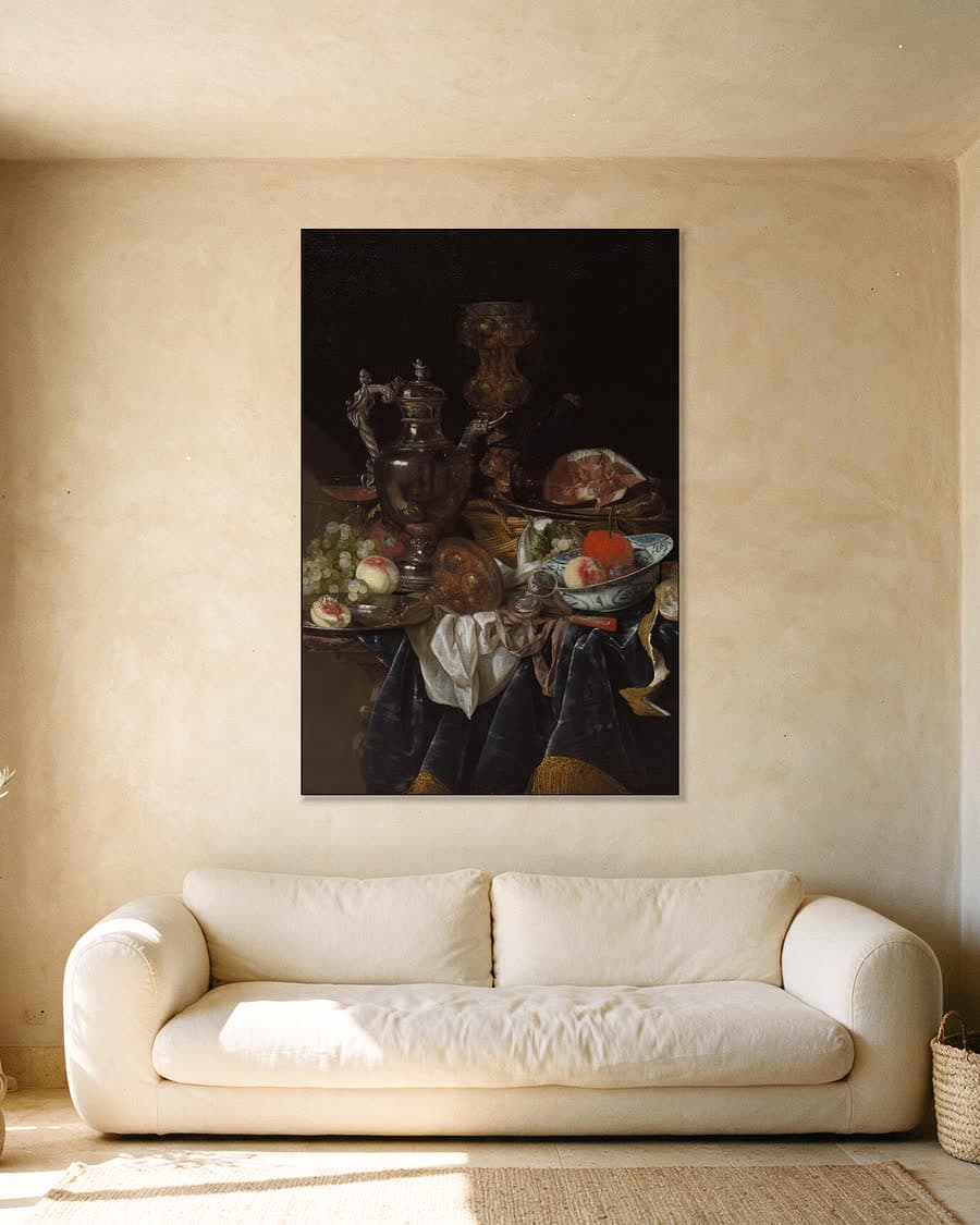 Zilveren wijnkan, ham en fruit in een aluminium frame aan dezelfde muur