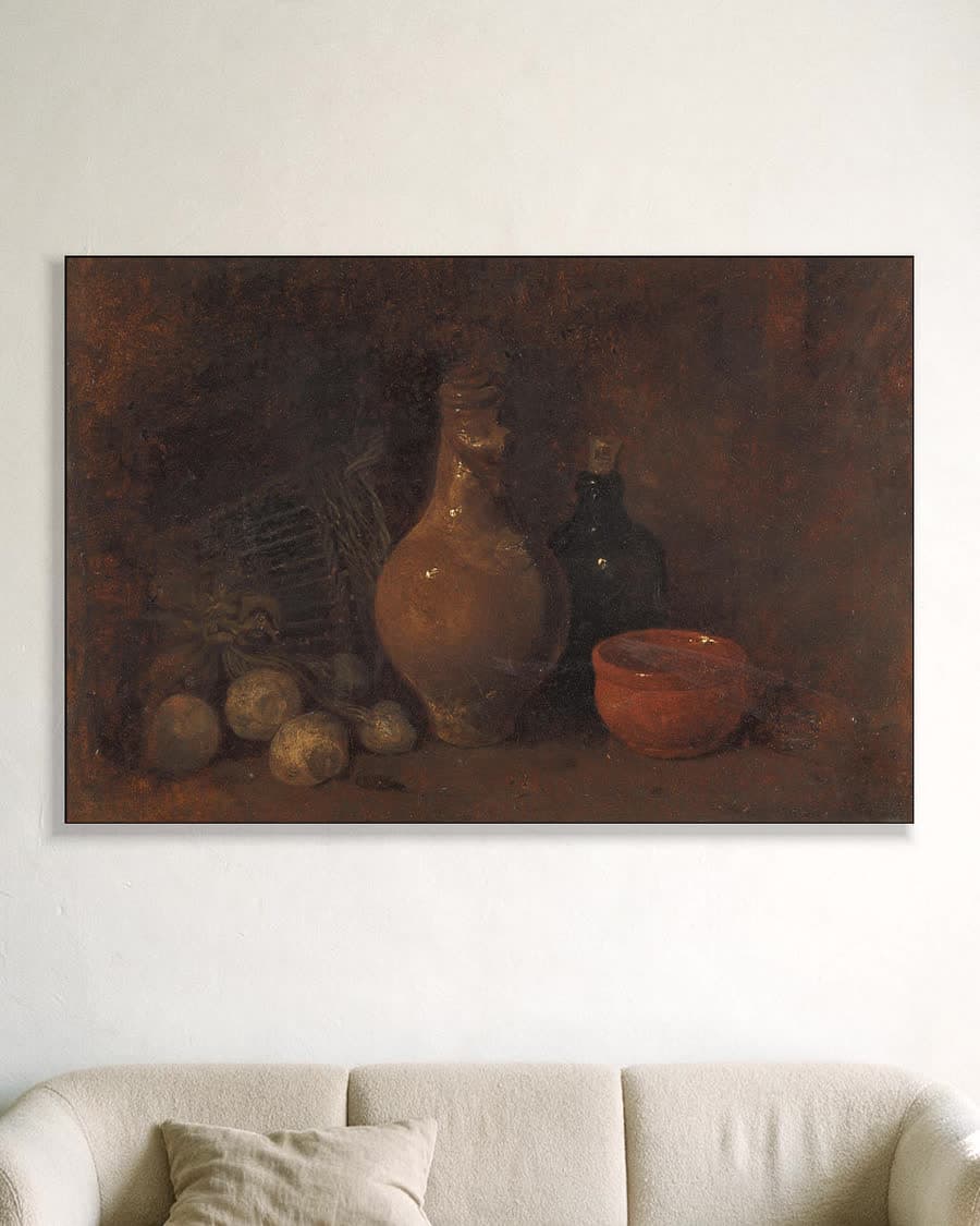 Stilleven met vier vruchten, glas en aardewerk in een aluminium frame aan dezelfde muur