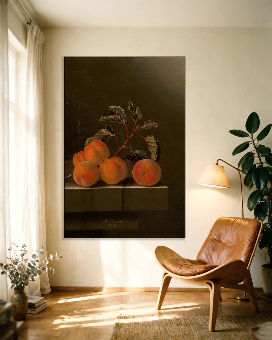 Stilleven met vijf abrikozen in een aluminium frame aan dezelfde muur