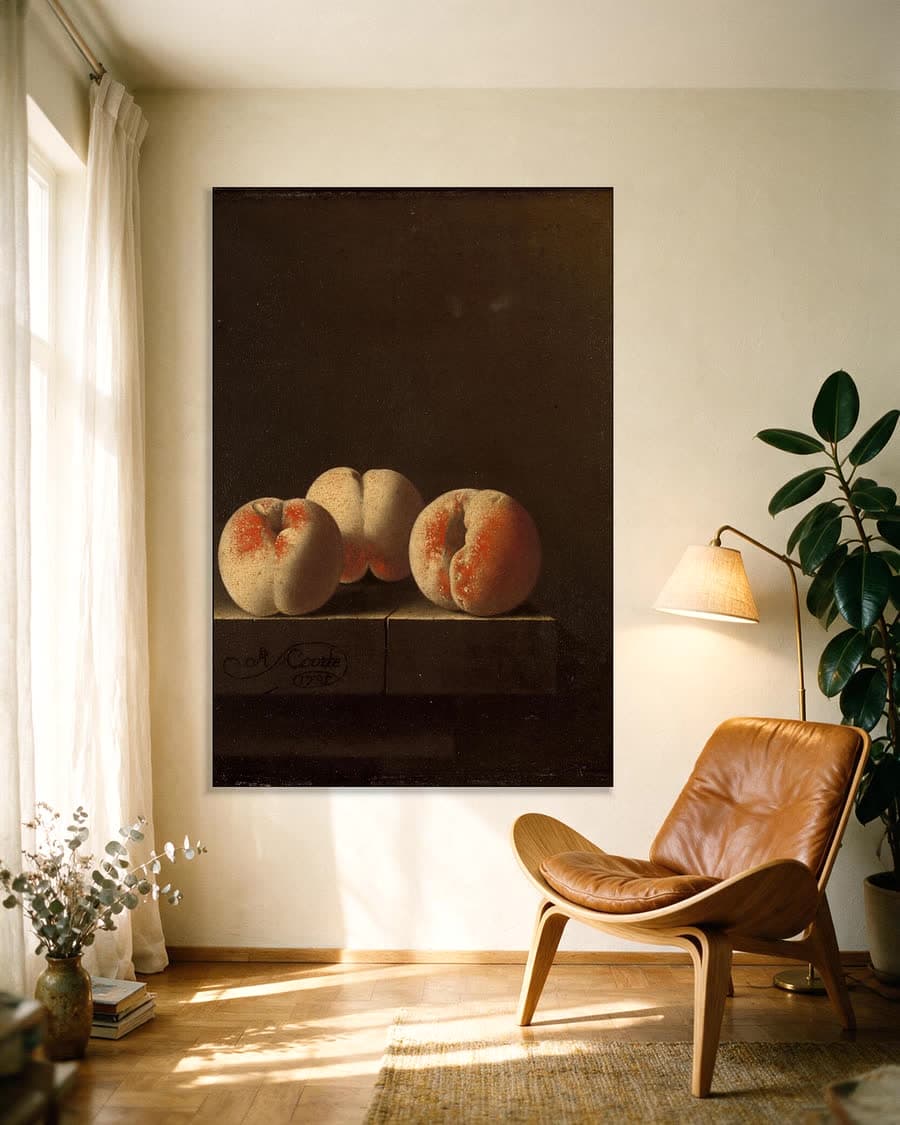 Drie perziken op een stenen plint in een aluminium frame aan dezelfde muur