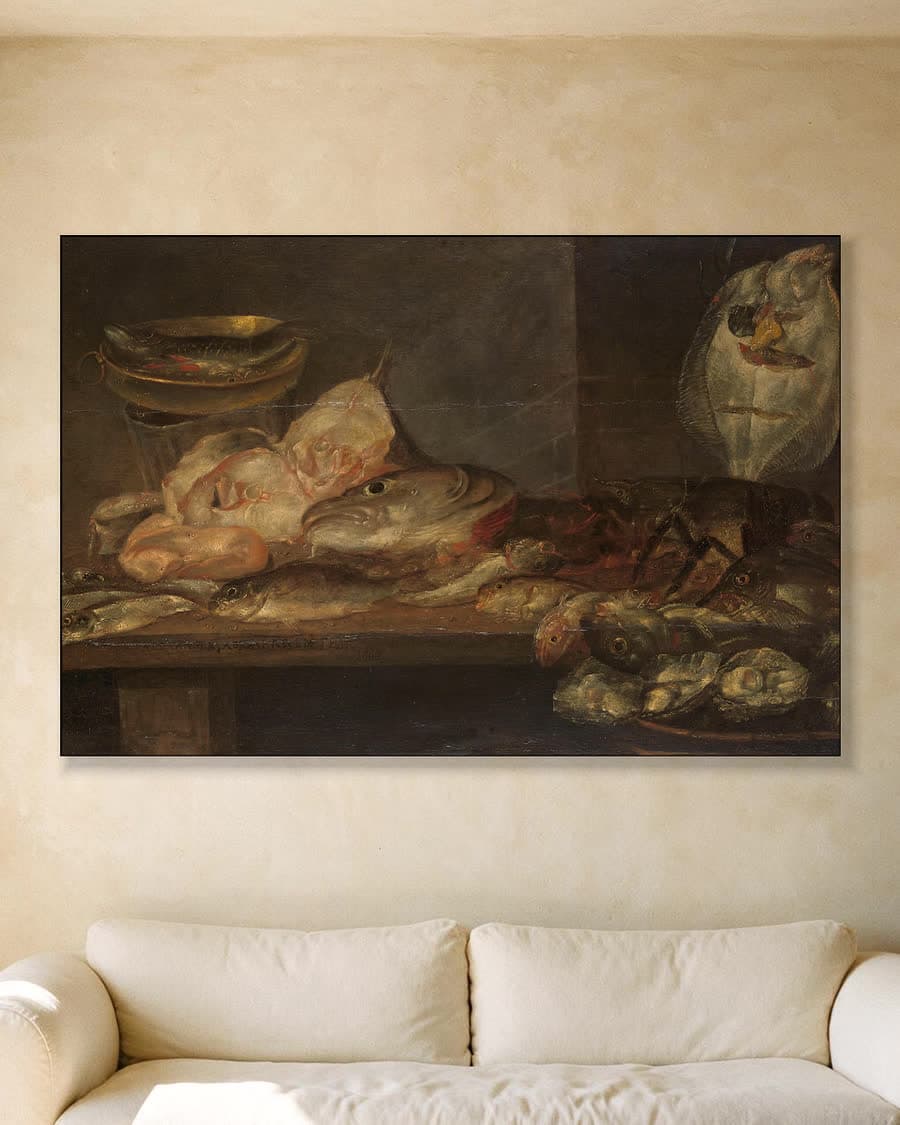 Stilleven met vis in een aluminium frame aan dezelfde muur