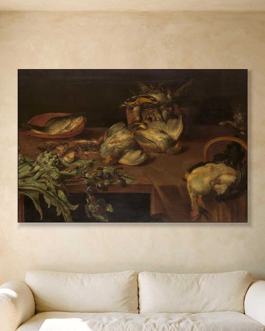 Stilleven met gevogelte in een aluminium frame aan dezelfde muur