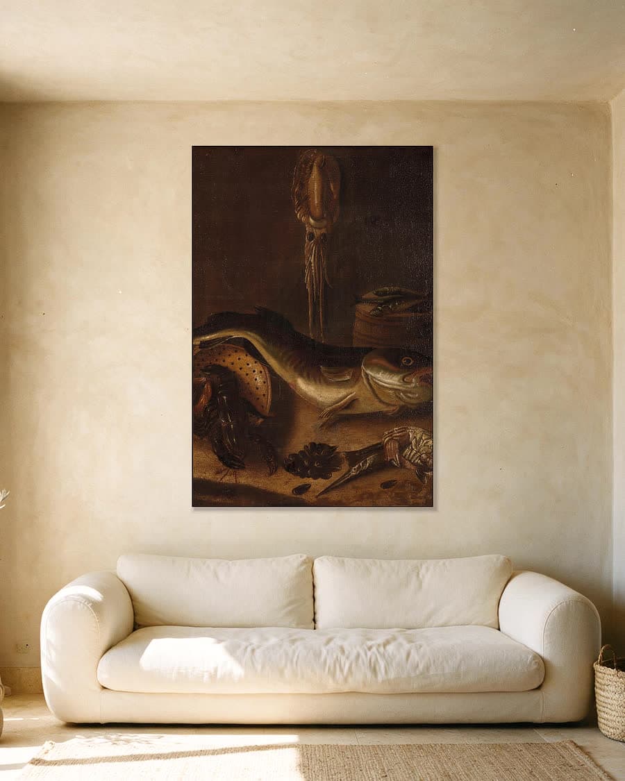 Stilleven met vissen in een aluminium frame aan dezelfde muur