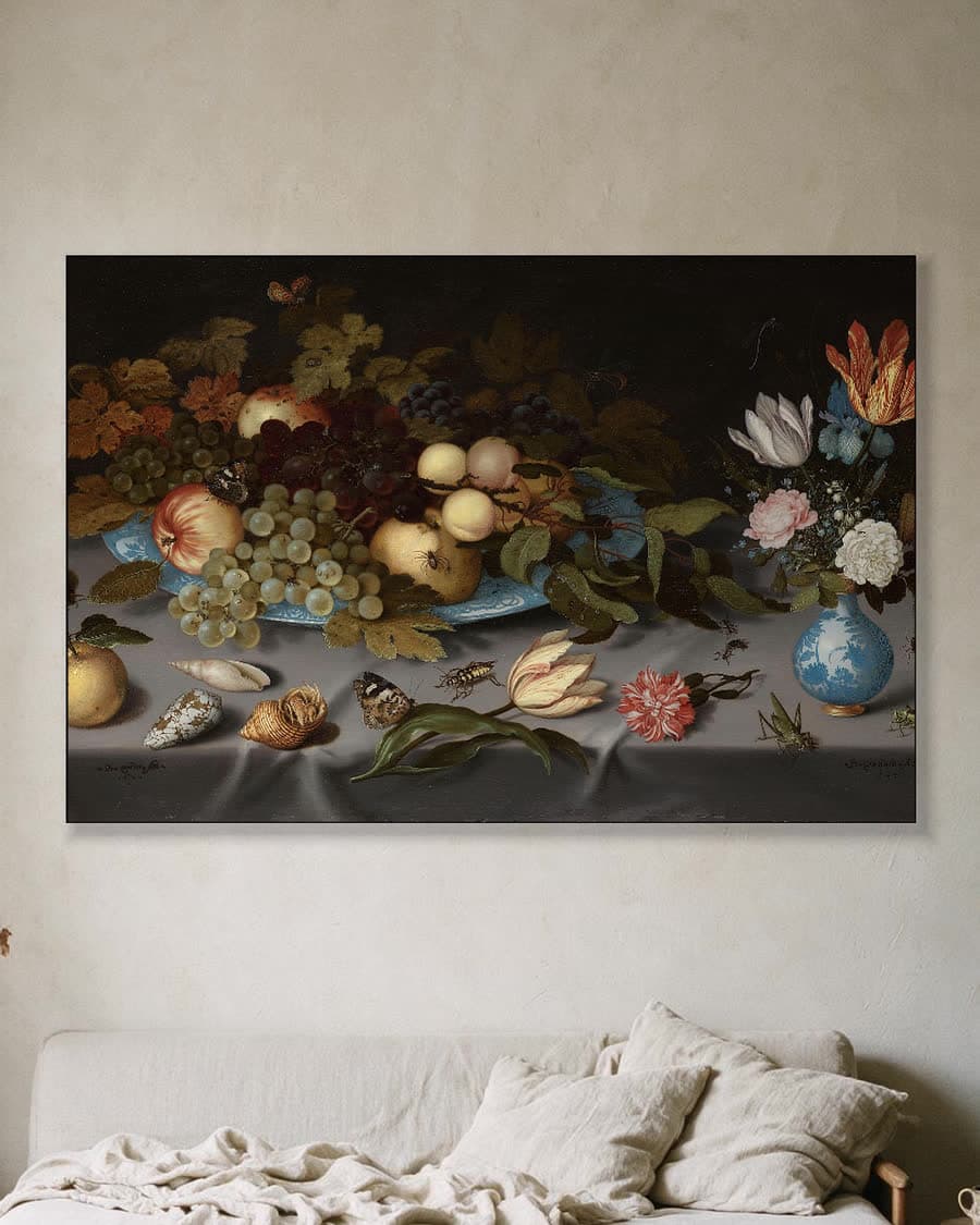 Stilleven met vruchten en bloemen in een aluminium frame aan dezelfde muur