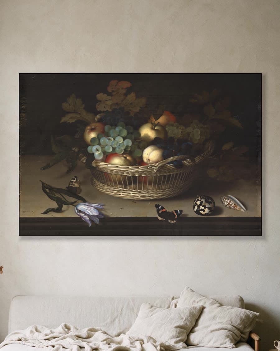 Stilleven met bloemen en schelpen in een aluminium frame aan dezelfde muur