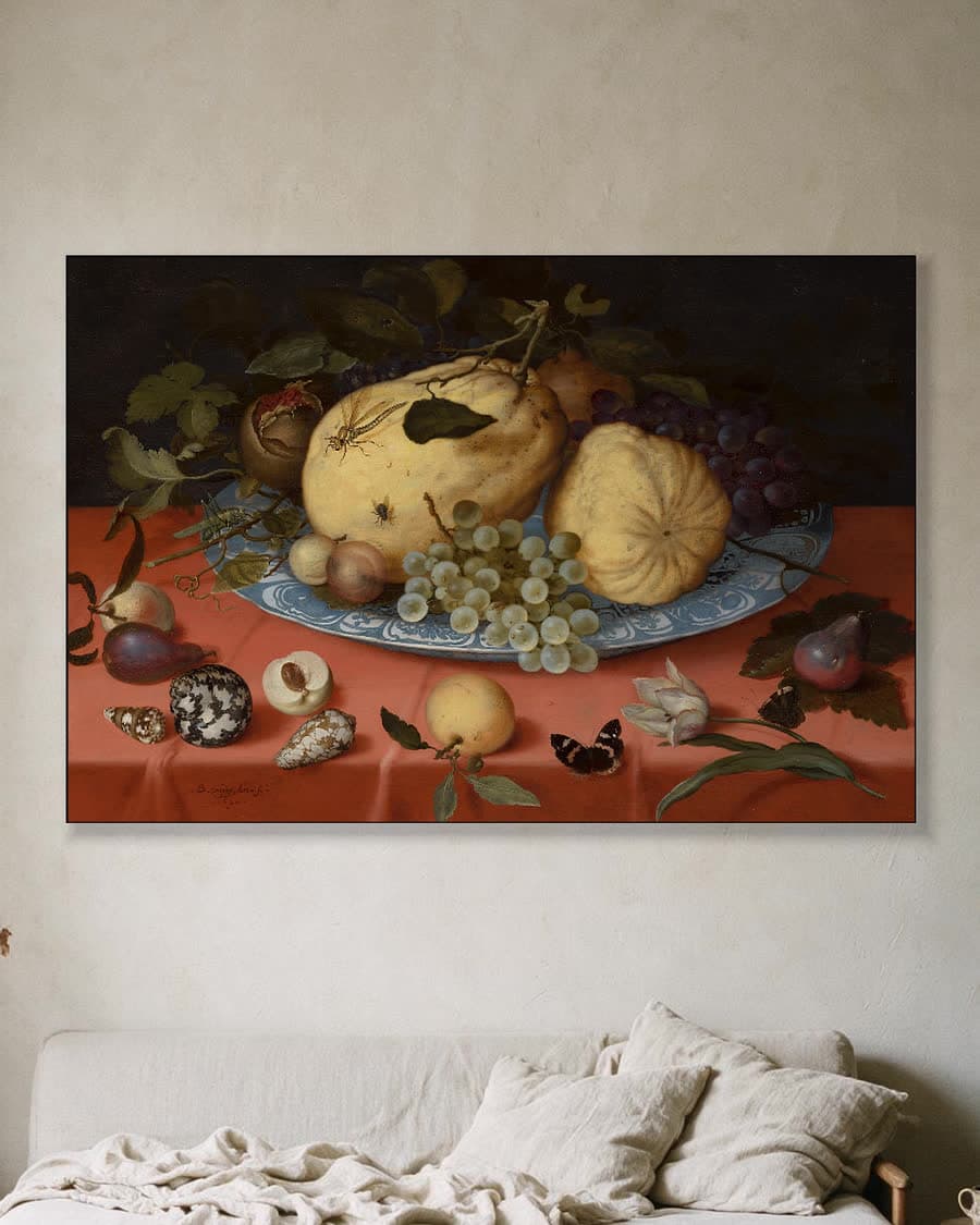 Stilleven met fruit, schelpen en een tulp in een aluminium frame aan dezelfde muur
