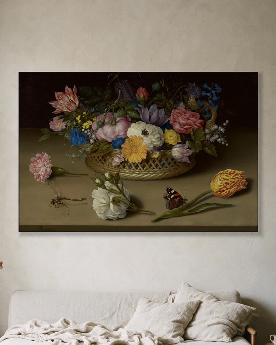 Bloemstilleven in een aluminium frame aan dezelfde muur