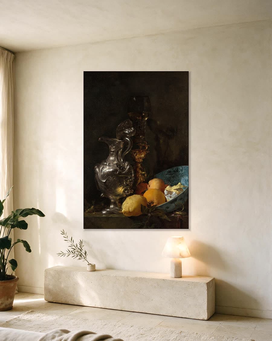 Stilleven met zilveren schenkkan in een aluminium frame aan dezelfde muur