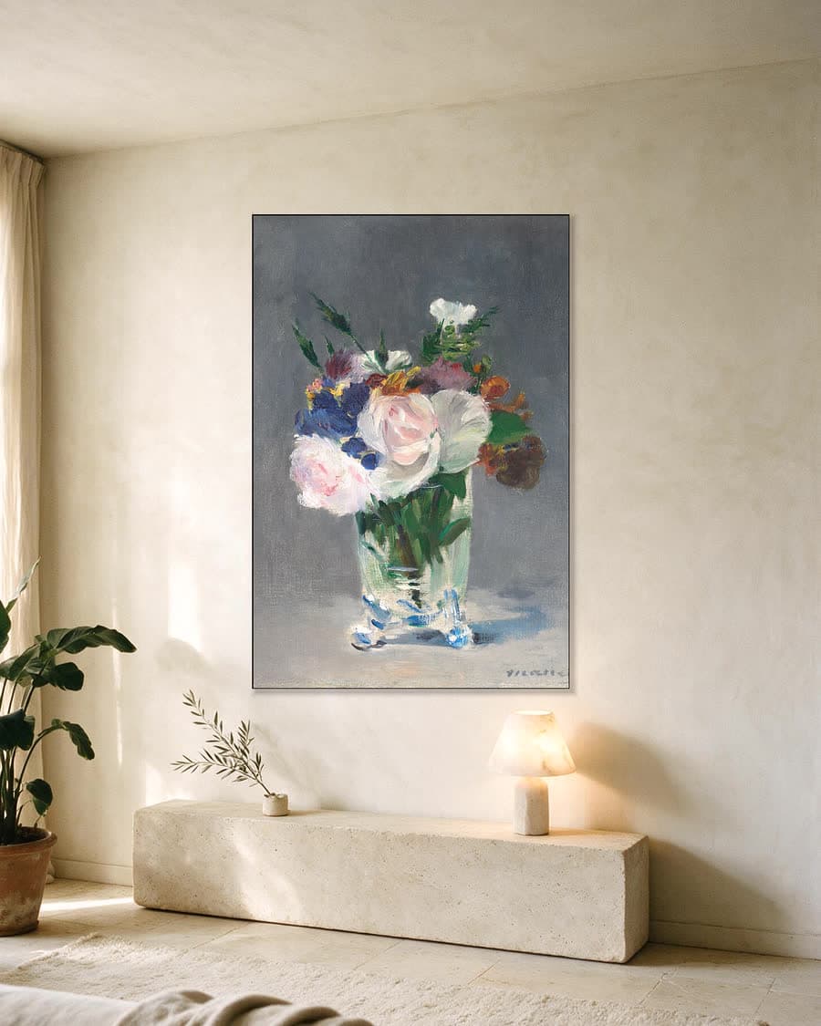 Bloemen in een kristallen vaas in een aluminium frame aan dezelfde muur
