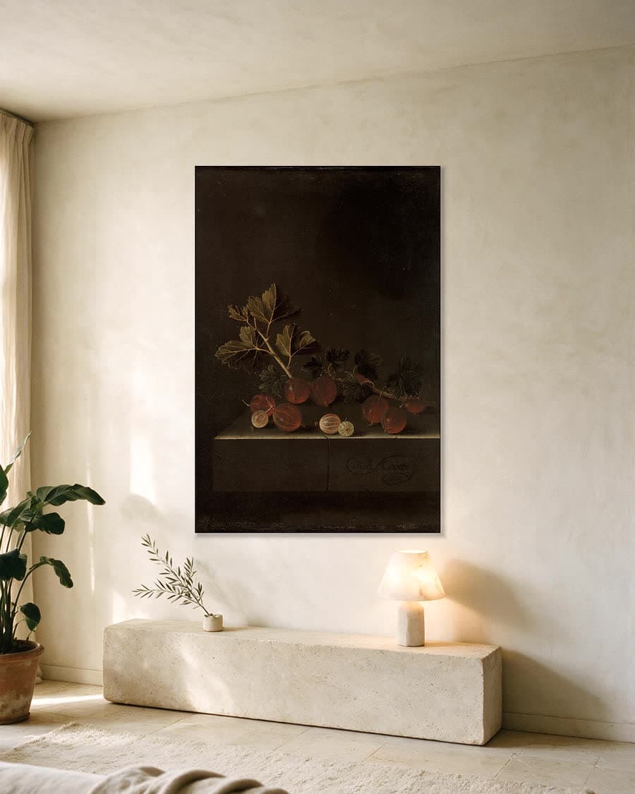 Een takje kruisbessen op een stenen plint in een aluminium frame aan dezelfde muur