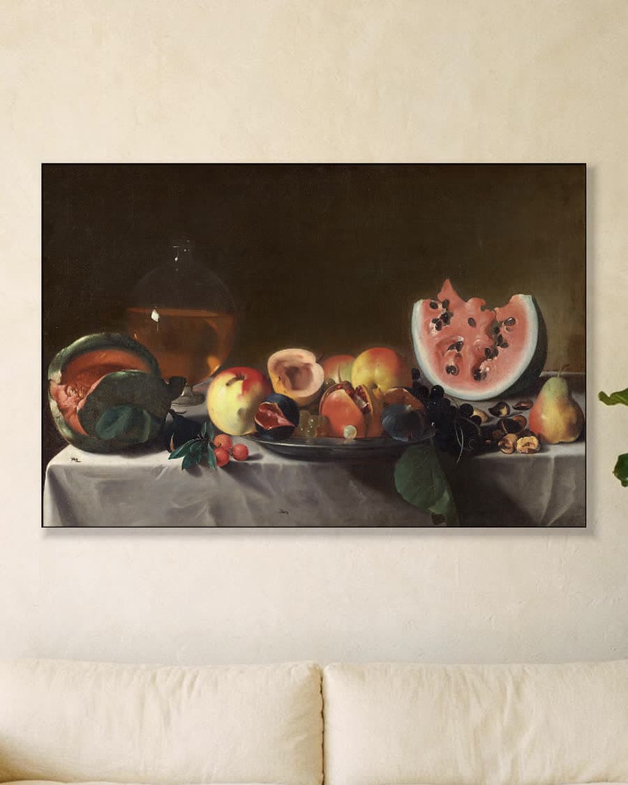 Stilleven met zomerfruit in een aluminium frame aan dezelfde muur