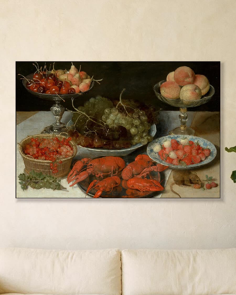 Stilleven met fruit en kreeft in een aluminium frame aan dezelfde muur
