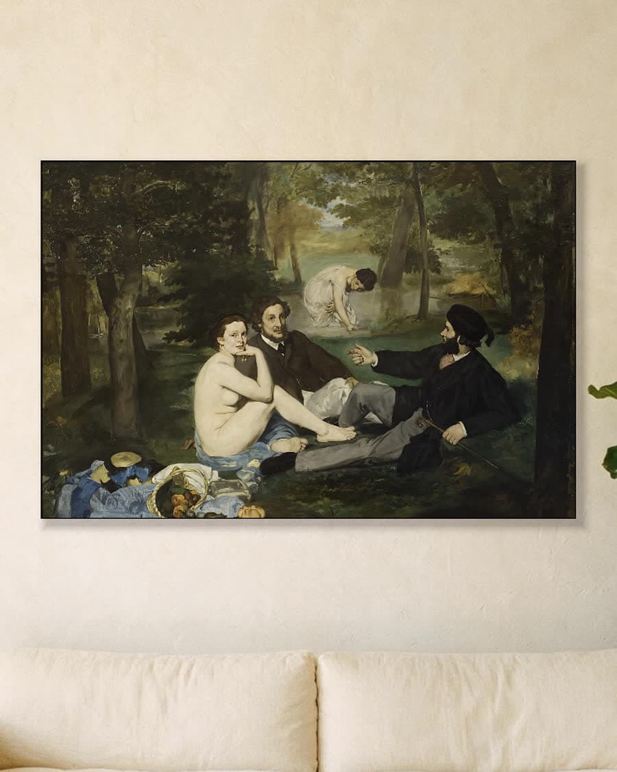 Het ontbijt in het groen (Le déjeuner sur l'herbe) in een aluminium frame aan dezelfde muur