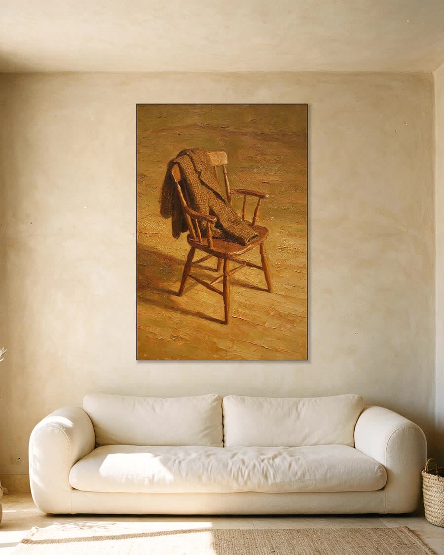 Stoel met een jas erover in een aluminium frame aan dezelfde muur
