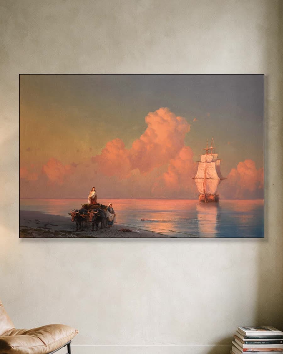 Ossenkar aan de kust met zwemmer in het ondiepe in een aluminium frame aan dezelfde muur