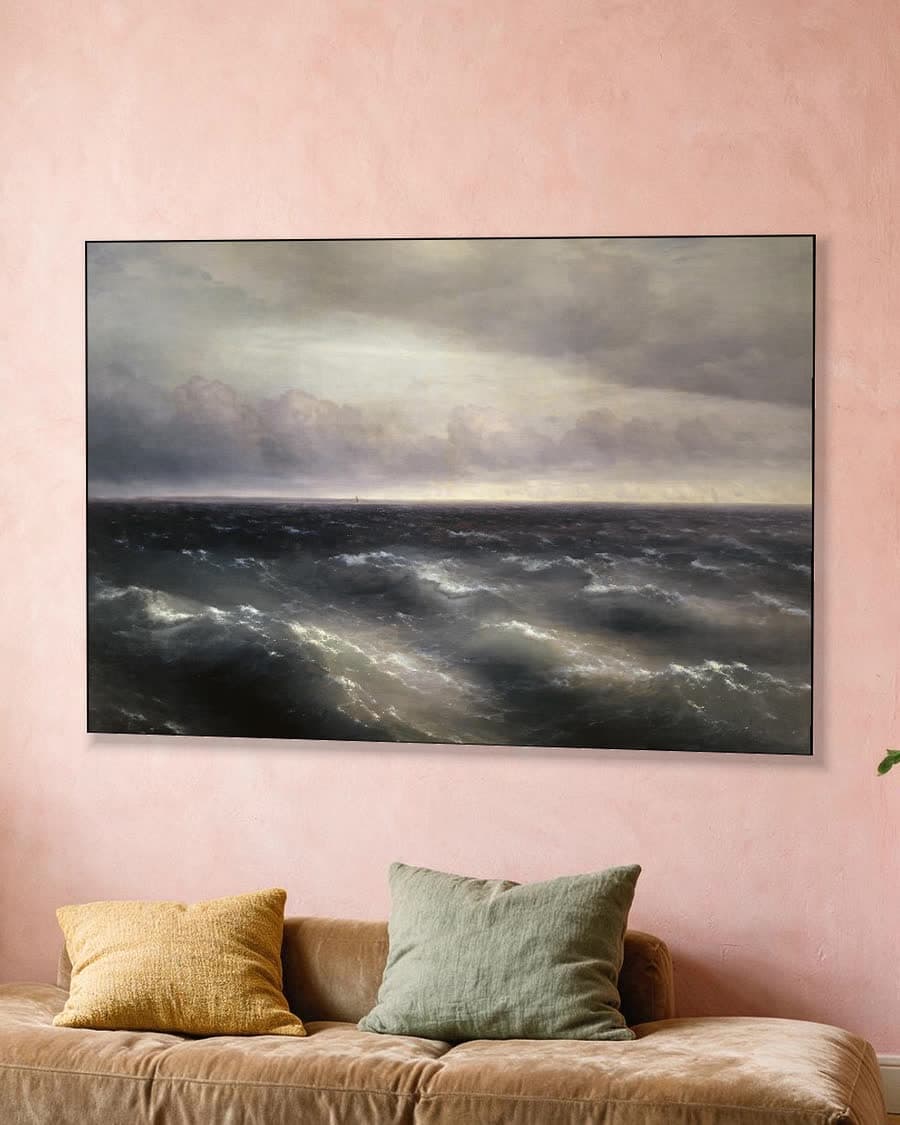 De Zwarte Zee, een opkomende storm in een aluminium frame aan dezelfde muur