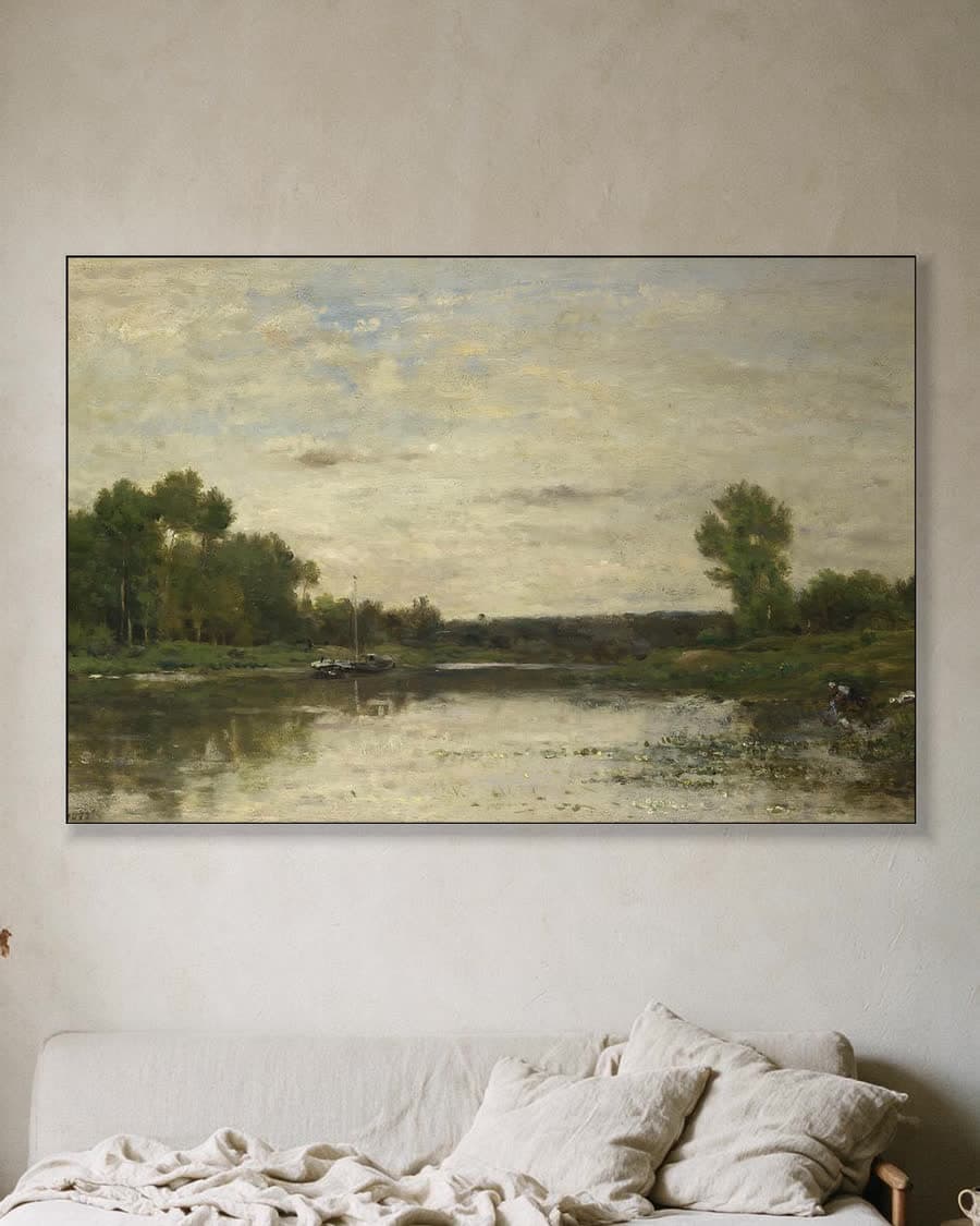Rustig rivierlandschap in een aluminium frame aan dezelfde muur