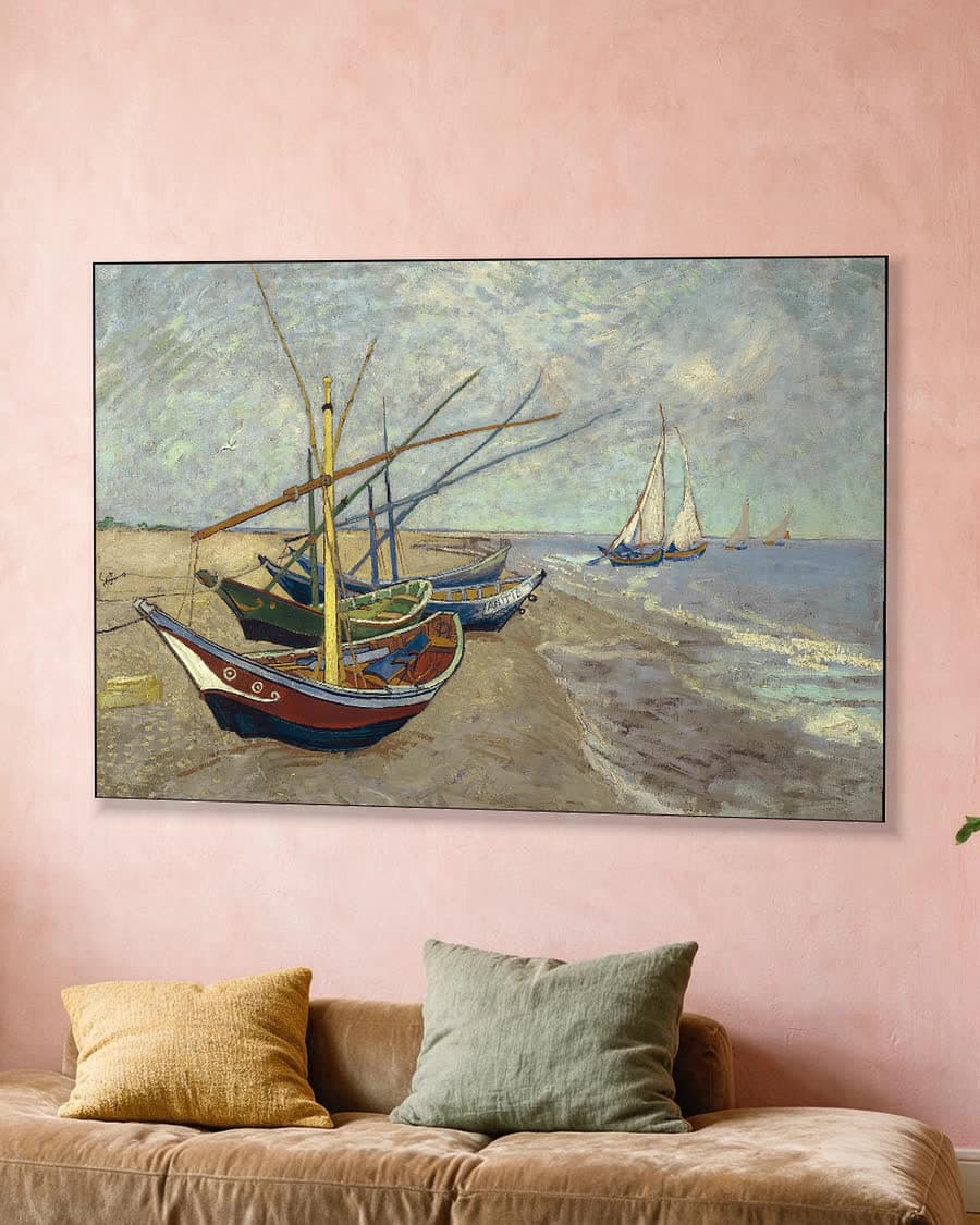 Vissersboten op het strand van Les Saintes-Maries-de-la-Mer in een aluminium frame aan dezelfde muur