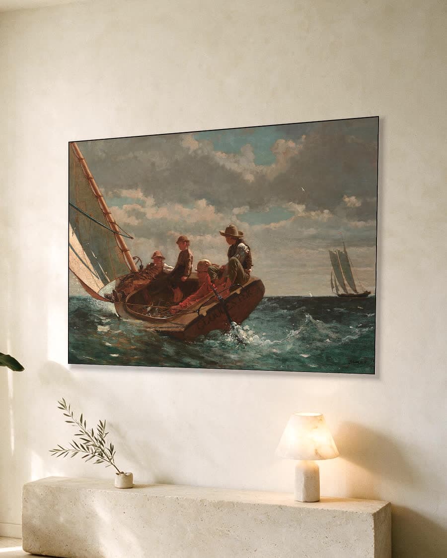 Breezing Up (A Fair Wind, 1876) in een aluminium frame aan dezelfde muur
