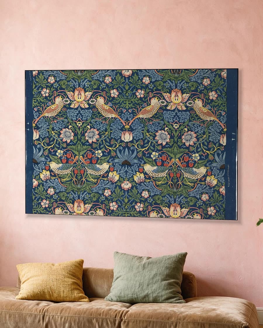 Strawberry Thief in een aluminium frame aan dezelfde muur