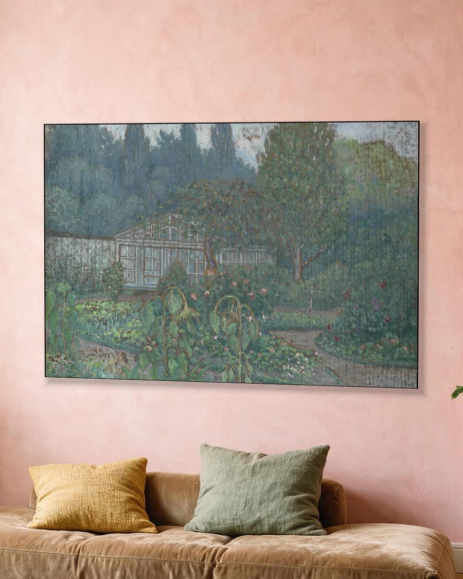 De serre in een aluminium frame aan dezelfde muur