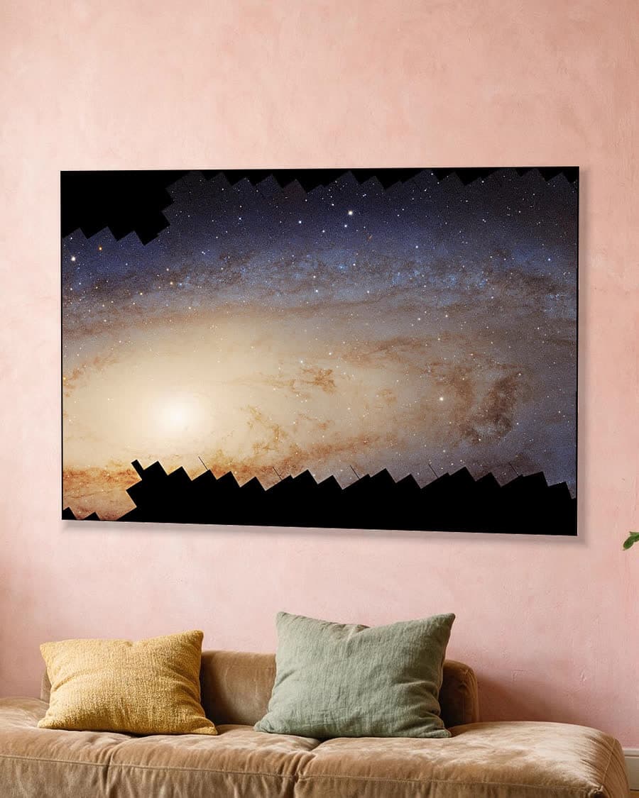 Andromeda in een aluminium frame aan dezelfde muur
