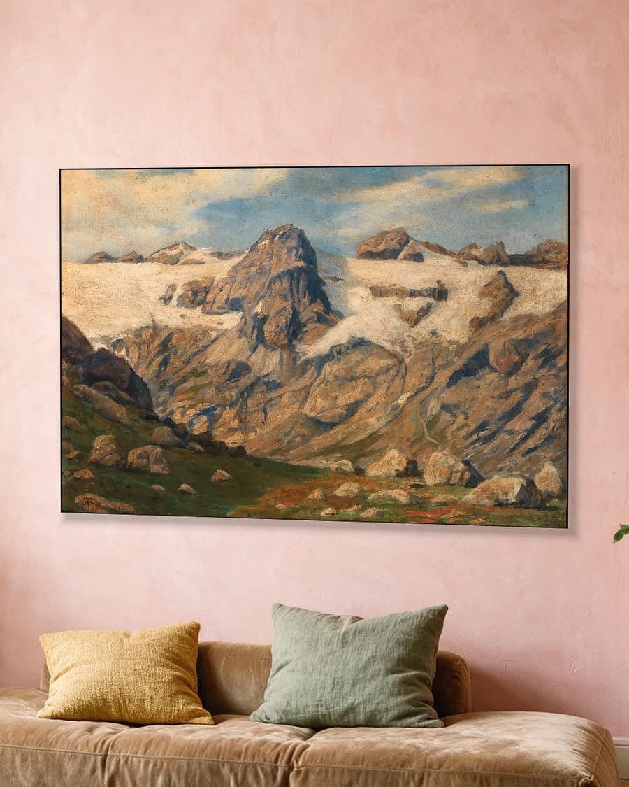 Besneeuwde bergtoppen in de Alpen in een aluminium frame aan dezelfde muur