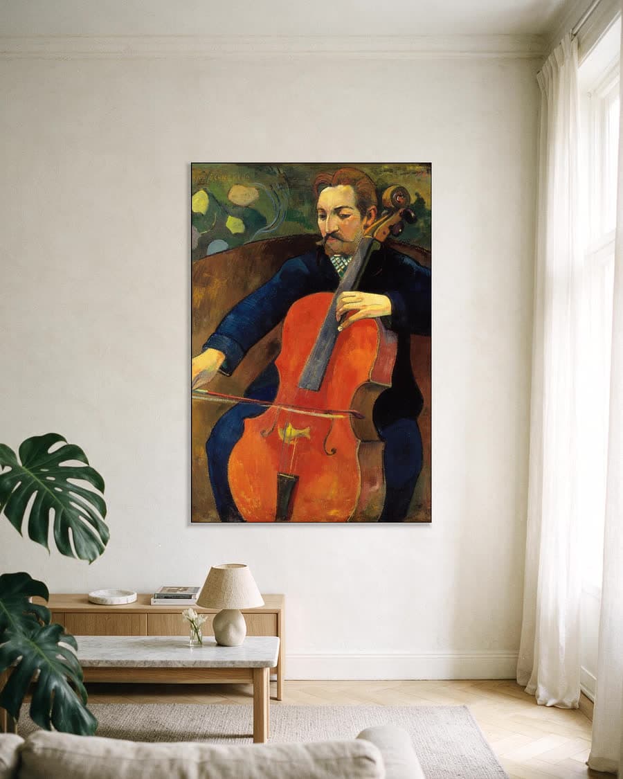 Portret van cellist Schneklud in een aluminium frame aan dezelfde muur