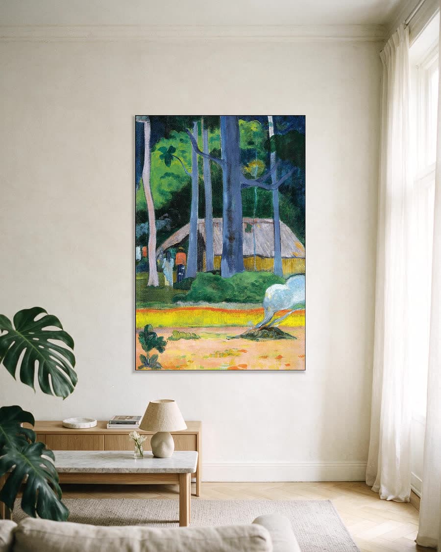 Hut onder de bomen in een aluminium frame aan dezelfde muur