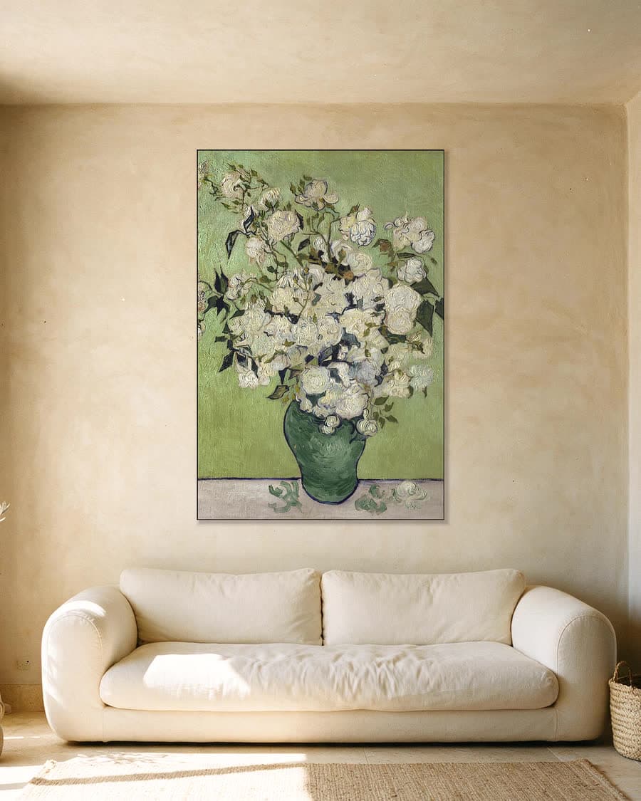 Vaas met rozen in een aluminium frame aan dezelfde muur