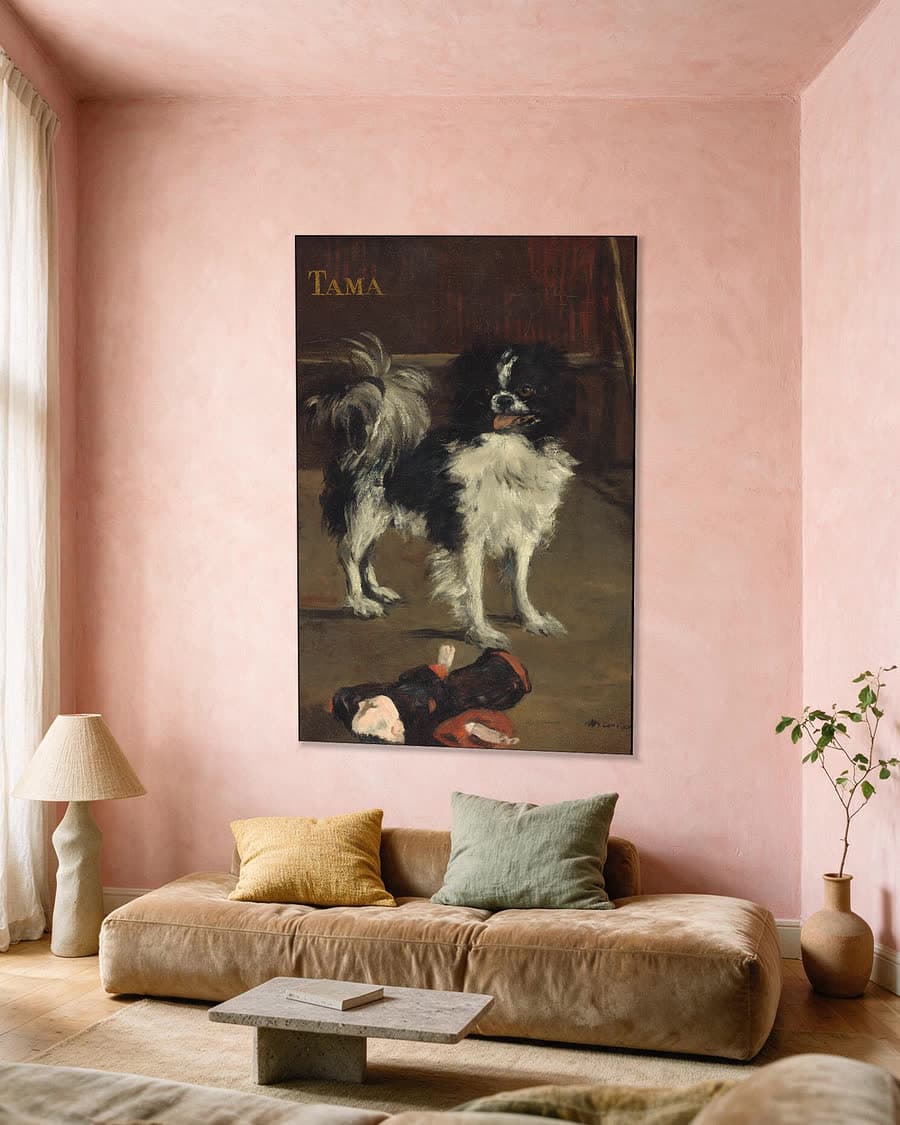 Tama, de Japanse hond in een aluminium frame aan dezelfde muur