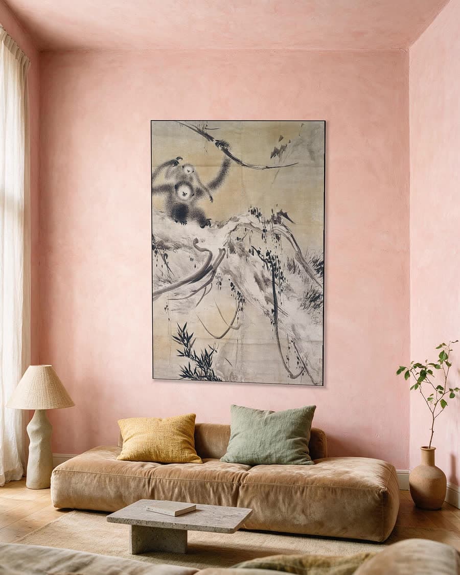 Twee apen boven de bamboe in een aluminium frame aan dezelfde muur