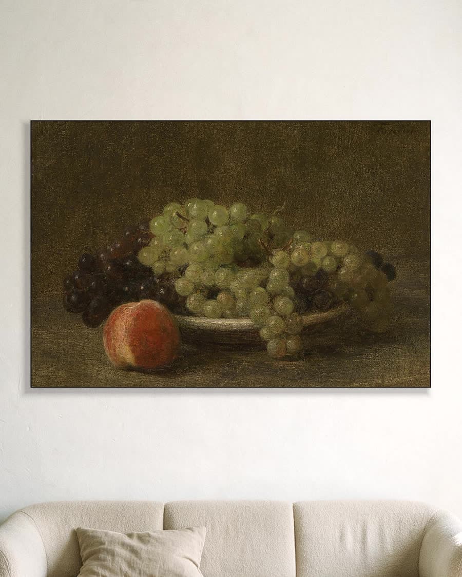 Stilleven met druiven en een perzik in een aluminium frame aan dezelfde muur