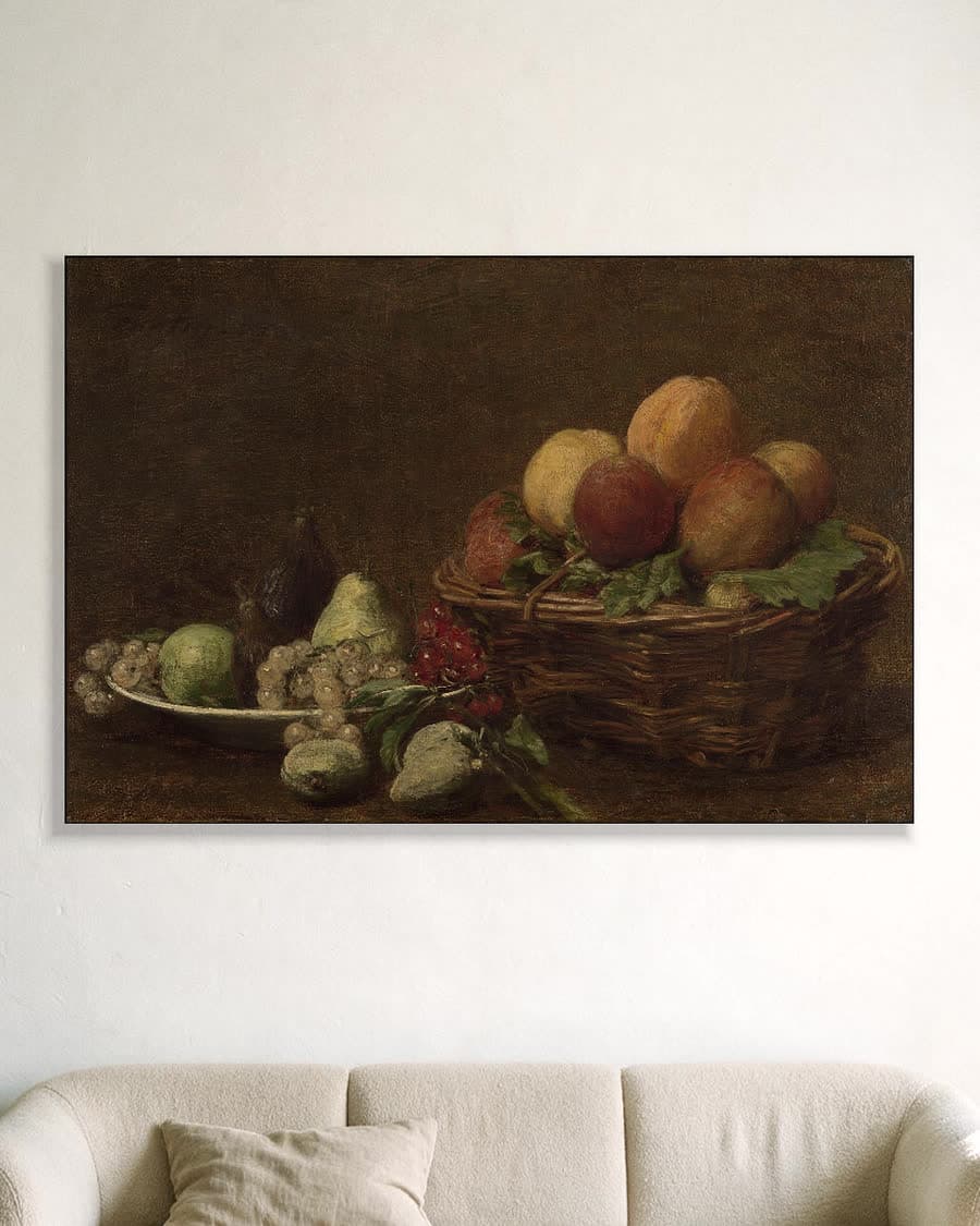 Stilleven met fruit in een aluminium frame aan dezelfde muur