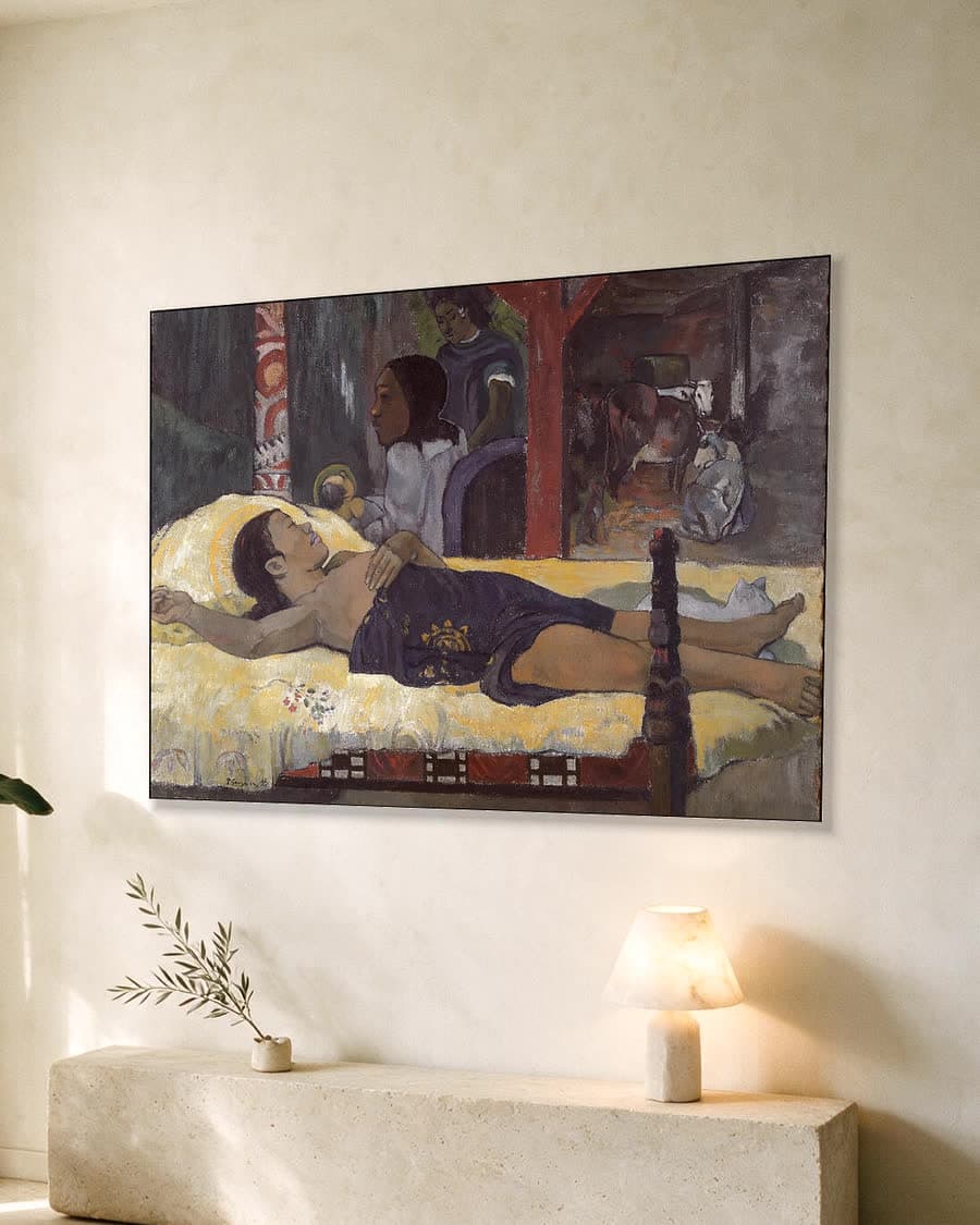 Te Tamari no Atua (Zoon van God) in een aluminium frame aan dezelfde muur