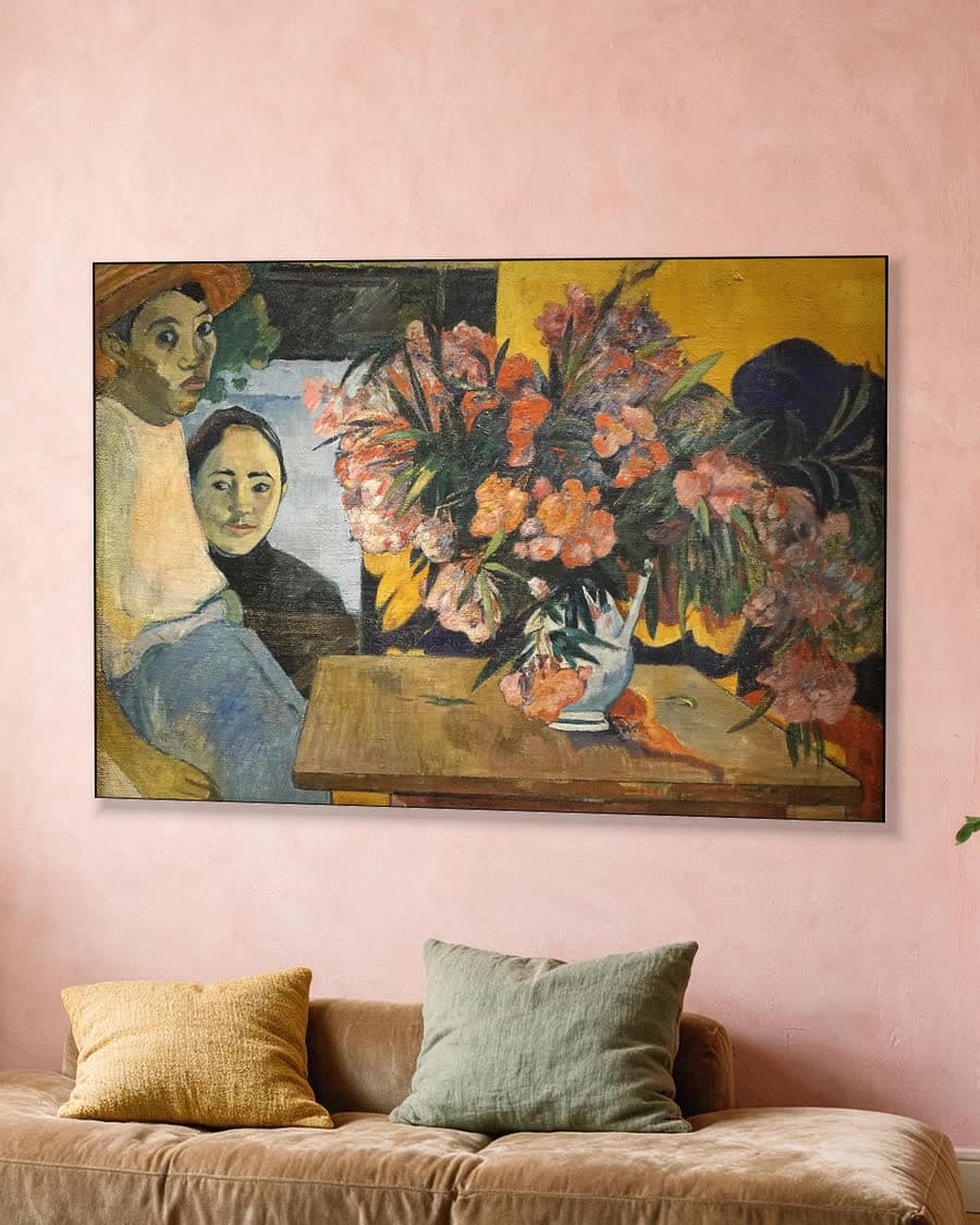 Te Tiare Farani (Franse bloemen) in een aluminium frame aan dezelfde muur