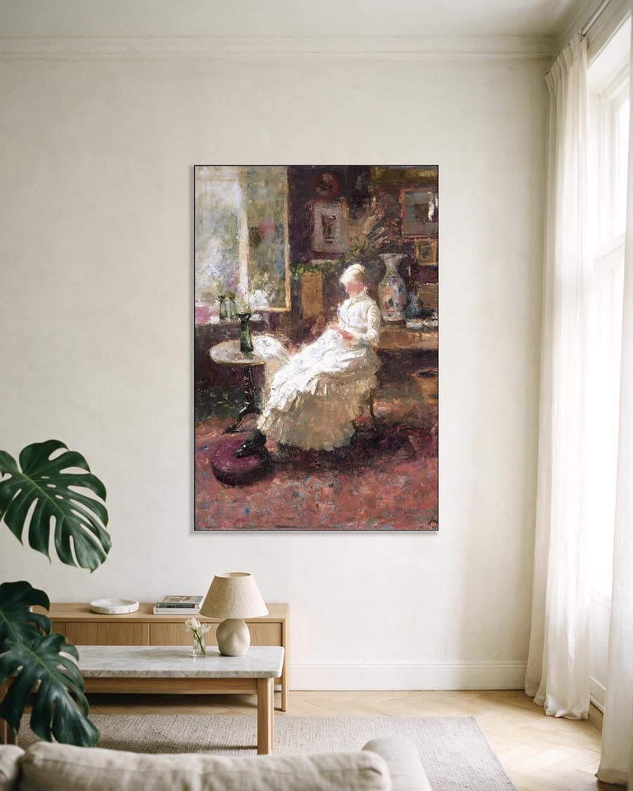 Portret van Annie Toorop-Hall in een aluminium frame aan dezelfde muur