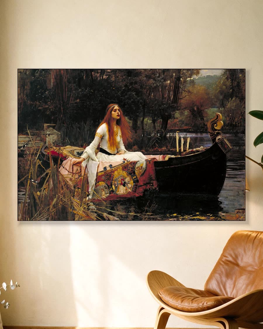The Lady of Shalott (1888) in een aluminium frame aan dezelfde muur