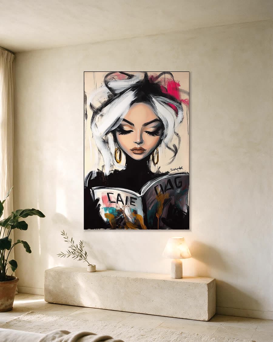 De lezeres in zwart in een aluminium frame aan dezelfde muur