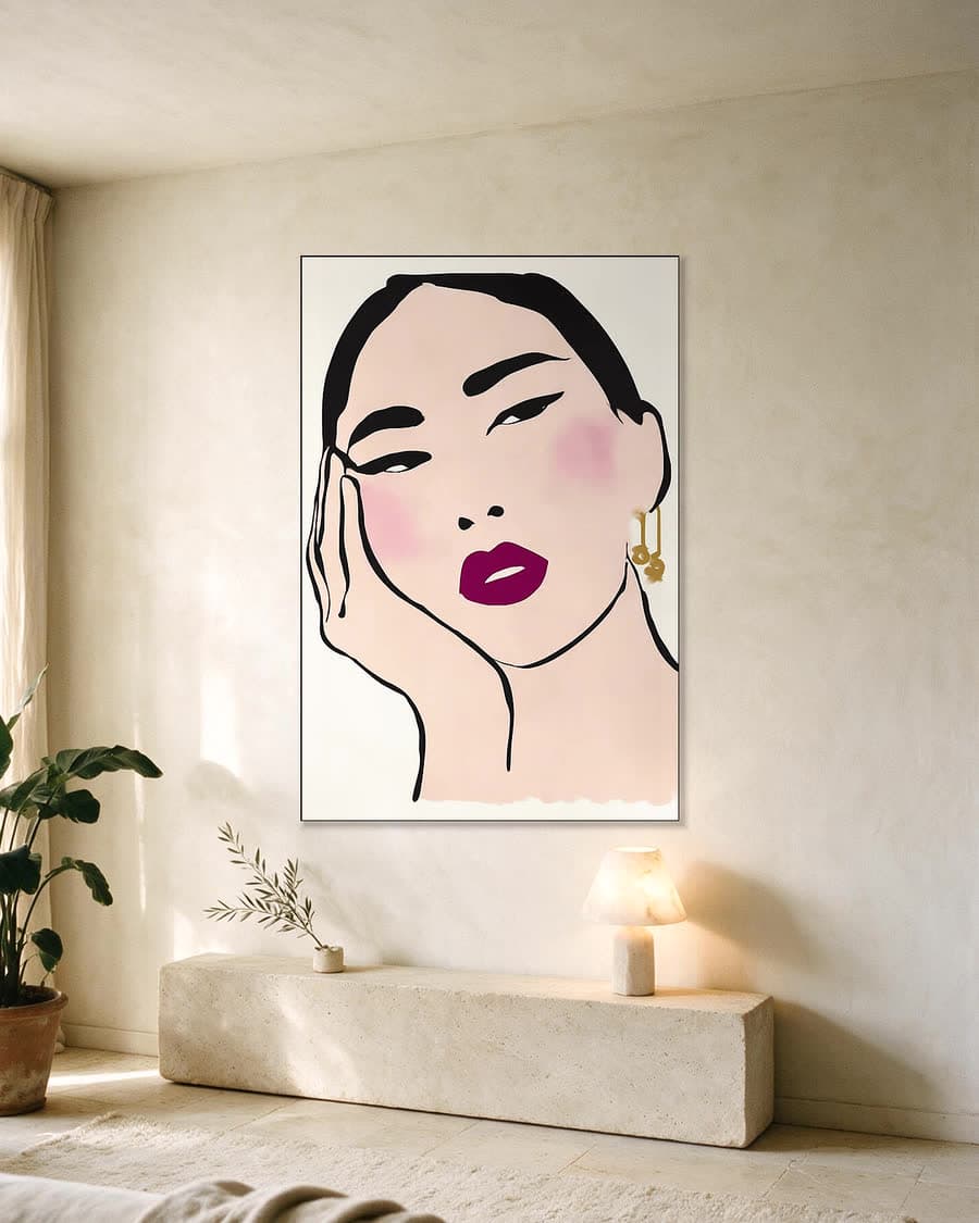 Hand aan de wang in een aluminium frame aan dezelfde muur