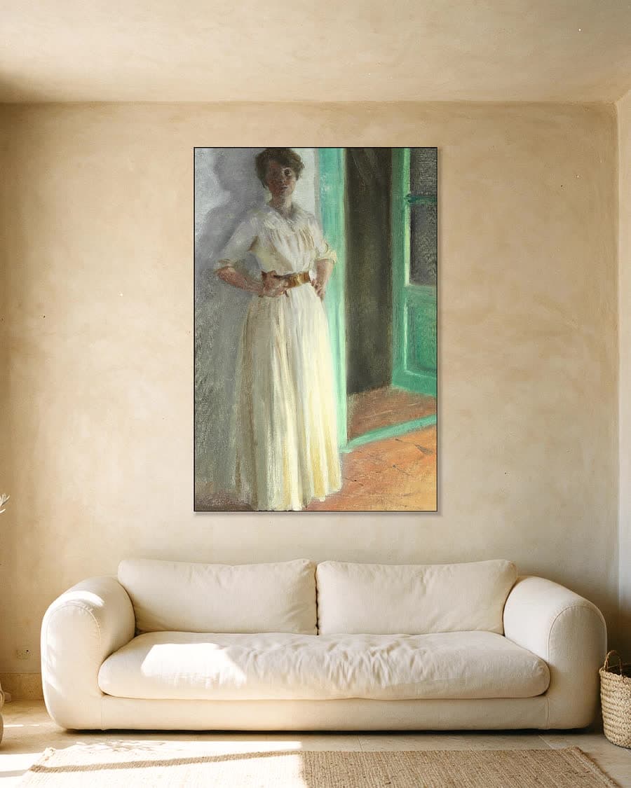 Marie Krøyer bij lamplicht op het terras in een aluminium frame aan dezelfde muur