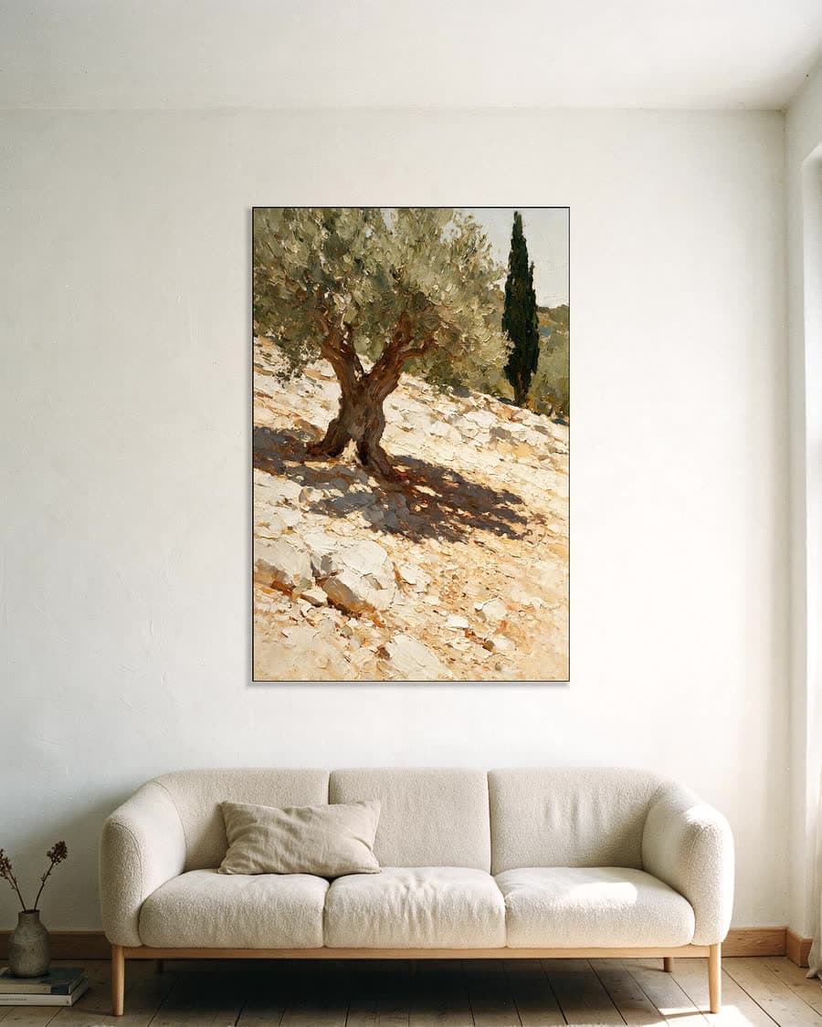 Olijfboom op de helling in een aluminium frame aan dezelfde muur