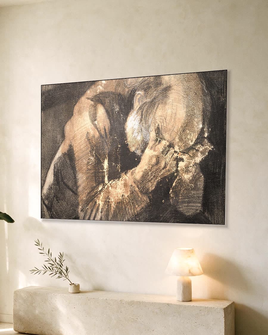 Treurende oude man in een aluminium frame aan dezelfde muur