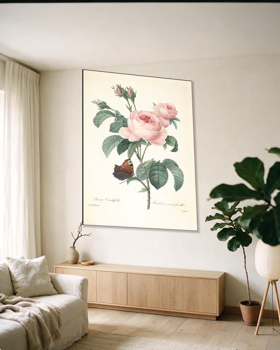 Twee rozen met een vlinder in een aluminium frame aan dezelfde muur