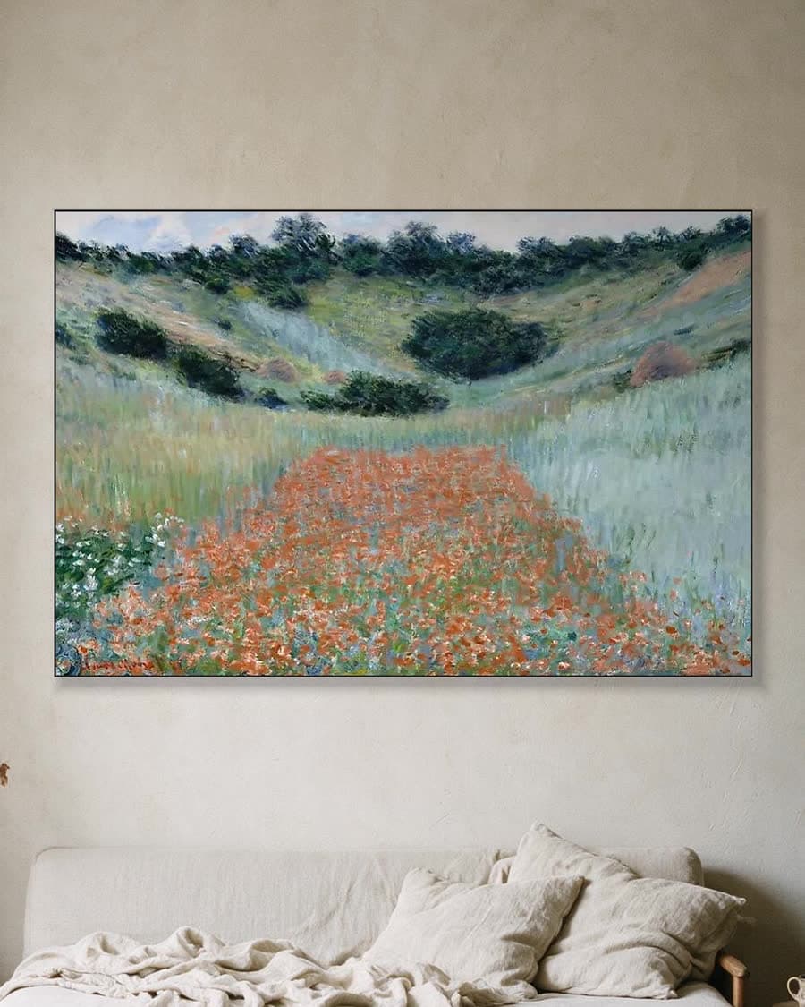 Klaprozen Veld in een Vallei bij Giverny in een aluminium frame aan dezelfde muur