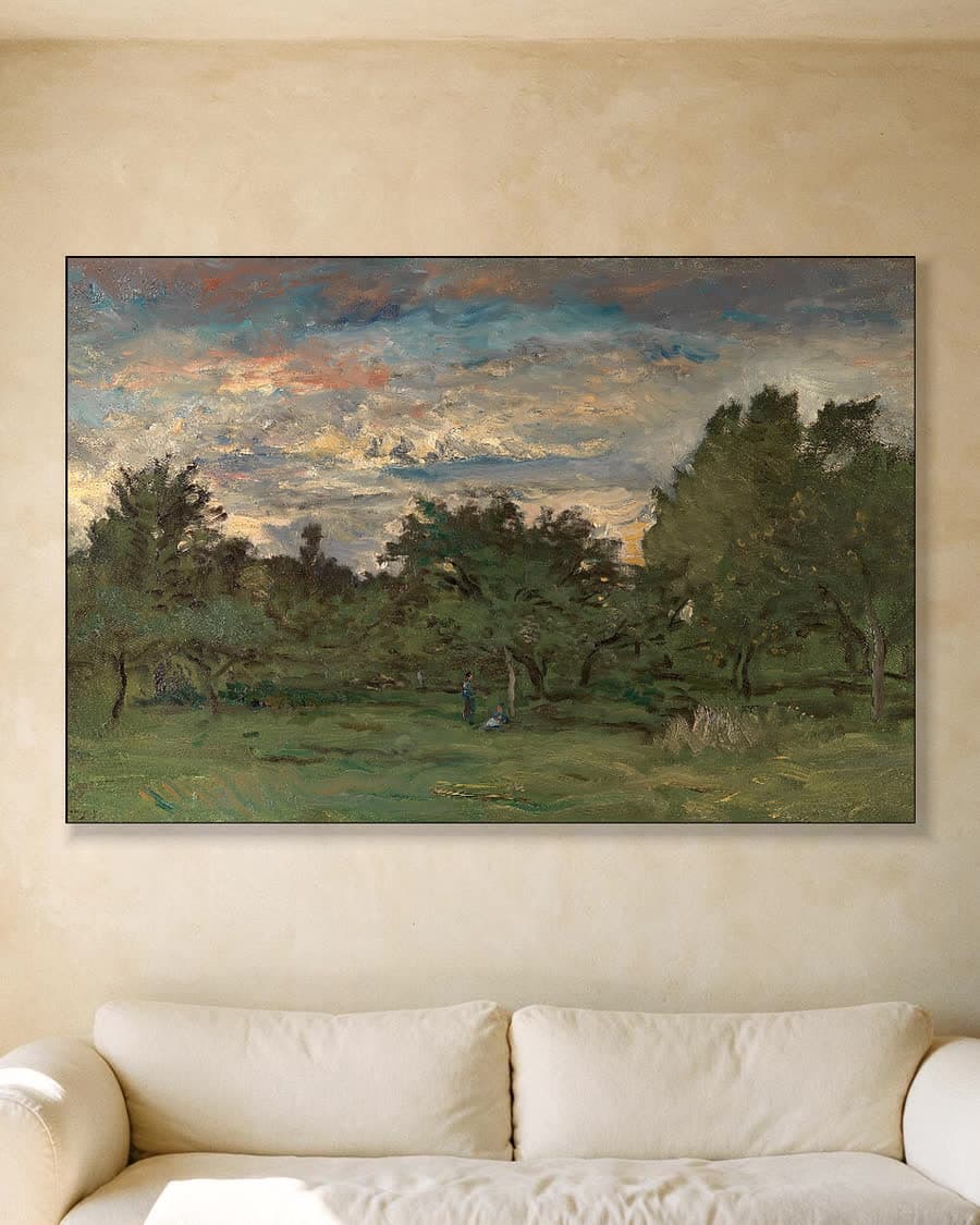 Avondlucht boven het bos in een aluminium frame aan dezelfde muur