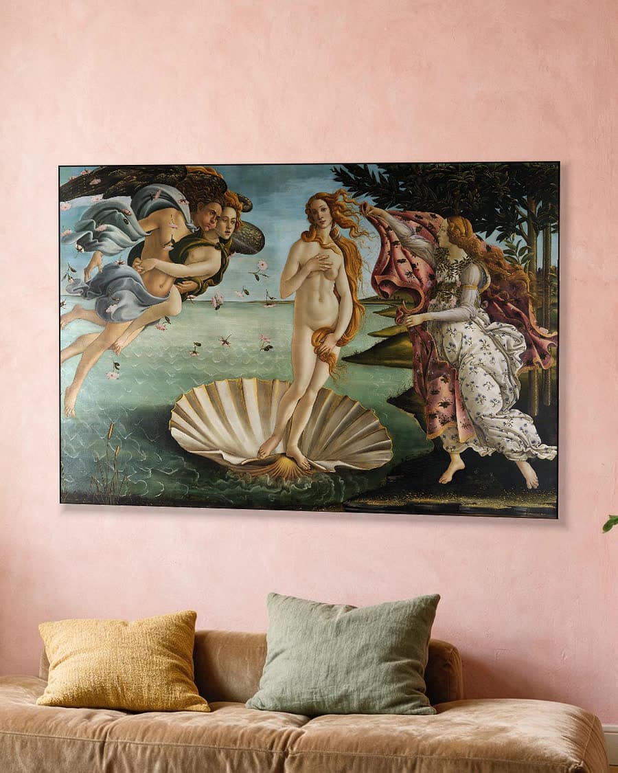 De geboorte van Venus in een aluminium frame aan dezelfde muur