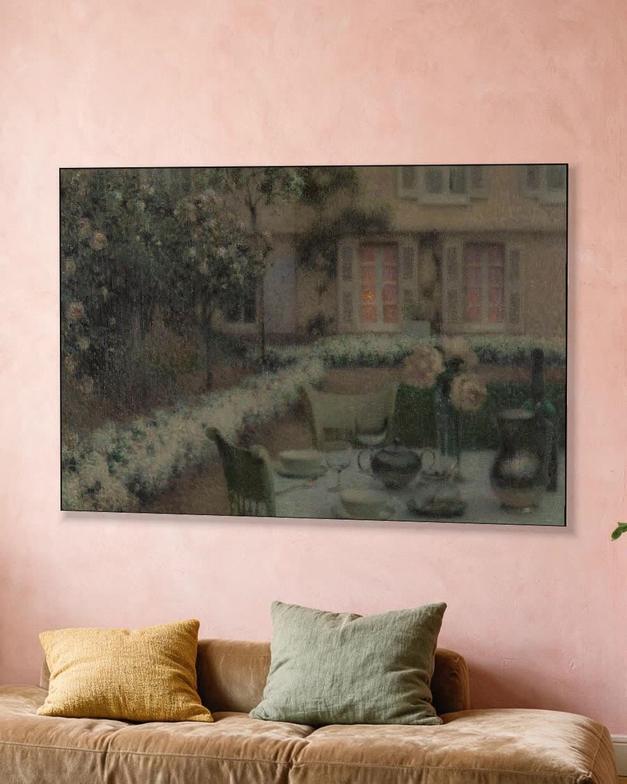 Avond in de rozentuin in een aluminium frame aan dezelfde muur