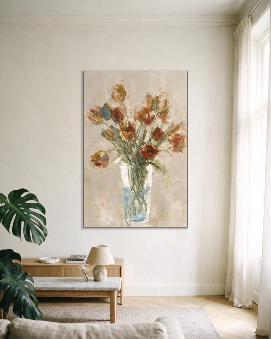 Tulpen in een vaas van glas in een aluminium frame aan dezelfde muur